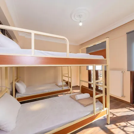 Ivy Cafe Hostel *