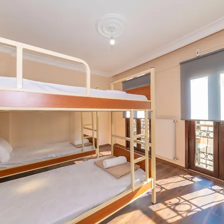 Ivy Cafe Hostel *