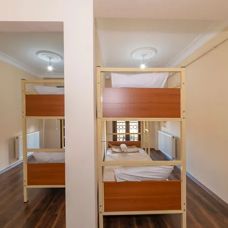 Ivy Cafe Hostel *