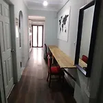 אכסניה Ivy Cafe *